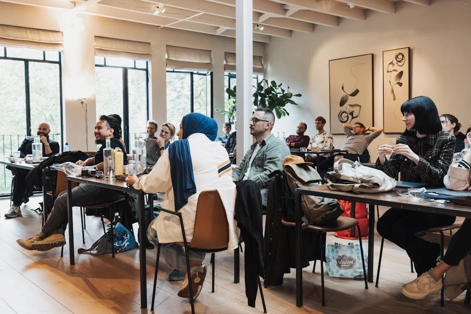 Skupina lidí na obchodním workshopu.